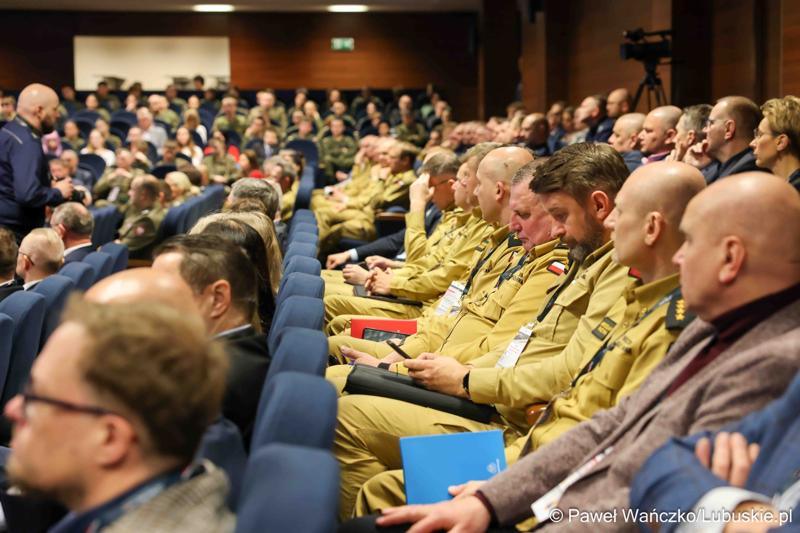 Uczestnicy konferencji pn. Współczesne wyzwania dla ochrony ludności, w Akademii im. Jakuba z Paradyża w Gorzowie Wlkp.