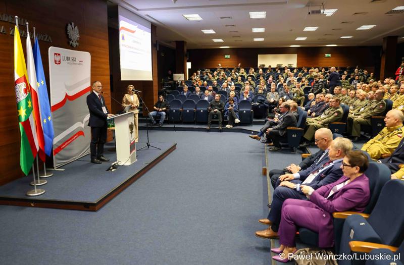 Wojewoda Lubuski Marek Cebula przemawia do uczestników konferencji pn. Współczesne wyzwania dla ochrony ludności, w Akademii im. Jakuba z Paradyża w Gorzowie Wlkp.