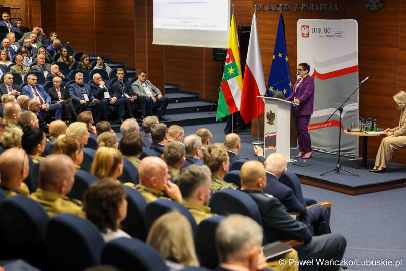 Posłanka na Sejm RP Krystyna Sibińska przemawia do uczestników konferencji pn. Współczesne wyzwania dla ochrony ludności, w Akademii im. Jakuba z Paradyża w Gorzowie Wlkp.