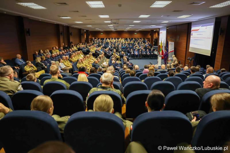 Uczestnicy konferencji pn. Współczesne wyzwania dla ochrony ludności, w Akademii im. Jakuba z Paradyża w Gorzowie Wlkp.