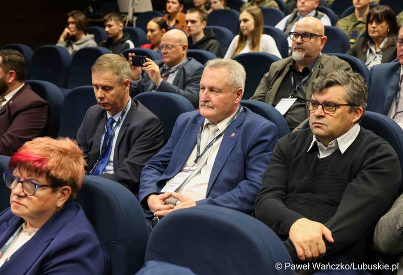 Uczestnicy konferencji pn. Współczesne wyzwania dla ochrony ludności, w Akademii im. Jakuba z Paradyża w Gorzowie Wlkp.