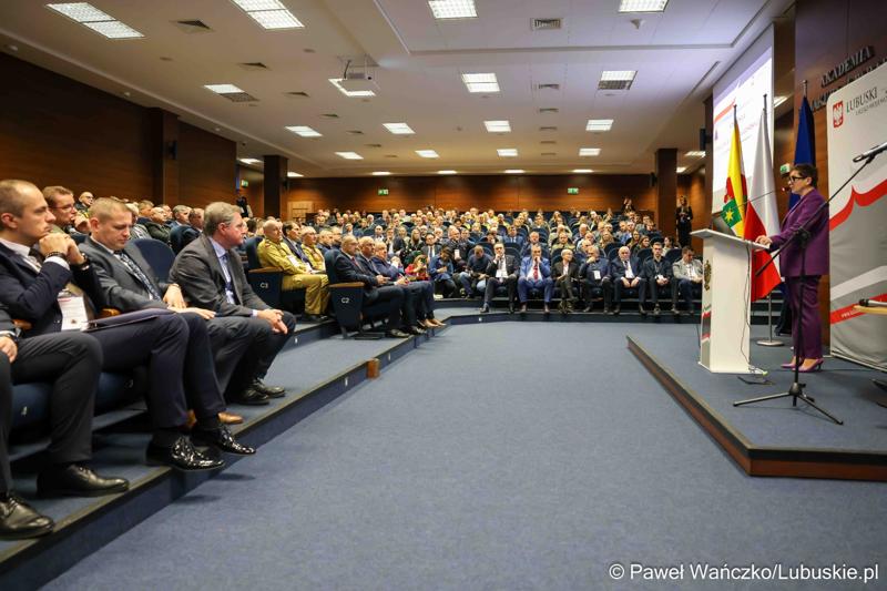 Posłanka na Sejm RP Krystyna Sibińska przemawia do uczestników konferencji pn. Współczesne wyzwania dla ochrony ludności, w Akademii im. Jakuba z Paradyża w Gorzowie Wlkp.
