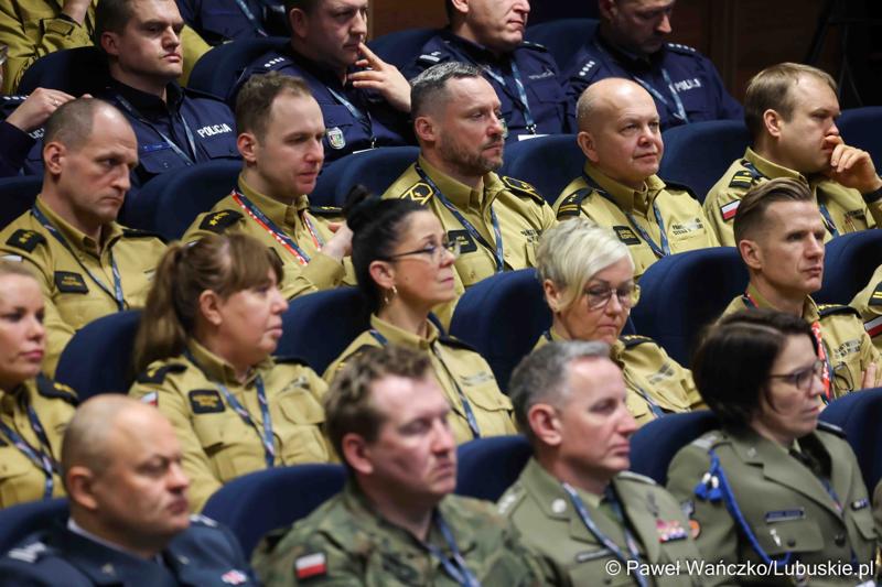 Uczestnicy konferencji pn. Współczesne wyzwania dla ochrony ludności, w Akademii im. Jakuba z Paradyża w Gorzowie Wlkp.