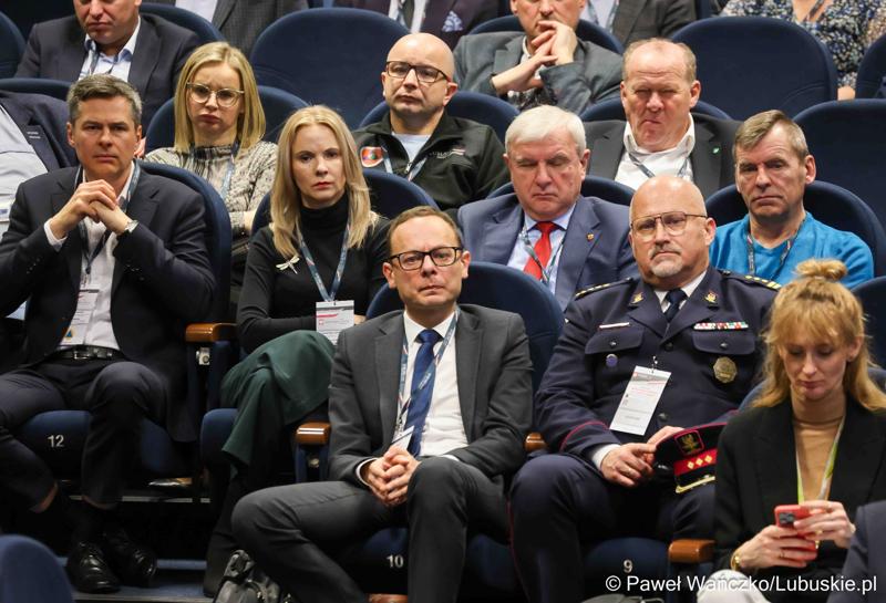 Uczestnicy konferencji pn. Współczesne wyzwania dla ochrony ludności, w Akademii im. Jakuba z Paradyża w Gorzowie Wlkp.