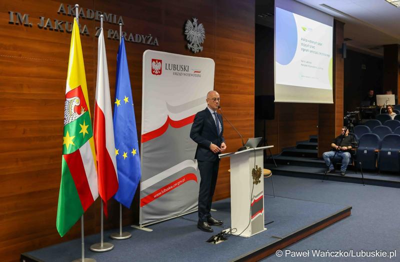 Marszałek Województwa Lubuskiego Marcin Jabłoński przemawia do uczestników konferencji pn. Współczesne wyzwania dla ochrony ludności, w Akademii im. Jakuba z Paradyża w Gorzowie Wlkp.