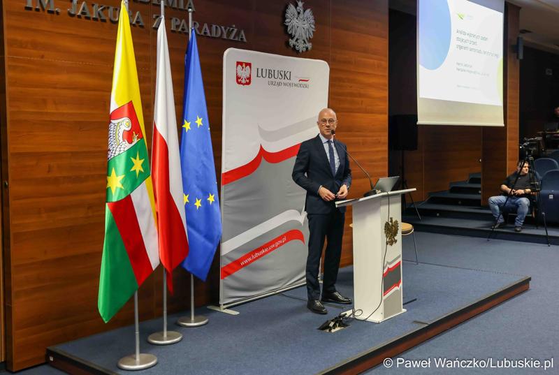 Marszałek Województwa Lubuskiego Marcin Jabłoński przemawia do uczestników konferencji pn. Współczesne wyzwania dla ochrony ludności, w Akademii im. Jakuba z Paradyża w Gorzowie Wlkp.