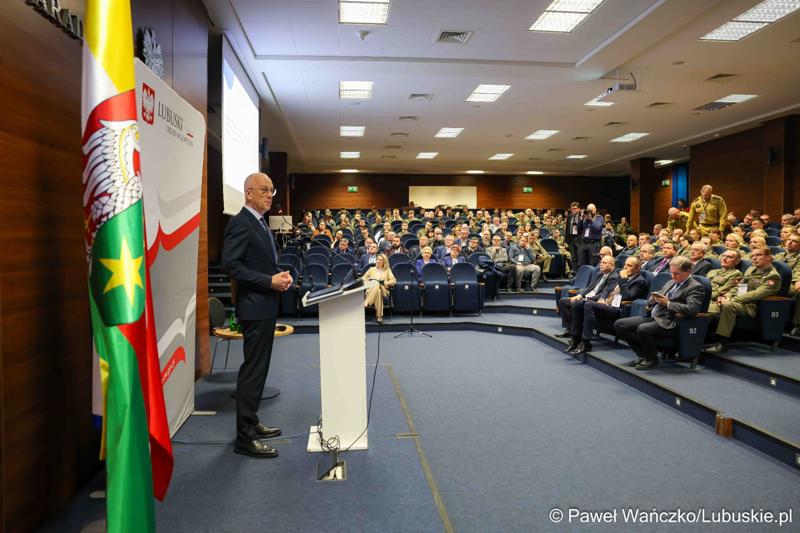 Marszałek Marcin Jabłoński przemawia do uczestników konferencji pn. Współczesne wyzwania dla ochrony ludności, w Akademii im. Jakuba z Paradyża w Gorzowie Wlkp.