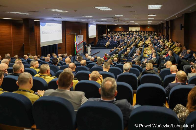 Uczestnicy konferencji pn. Współczesne wyzwania dla ochrony ludności, w Akademii im. Jakuba z Paradyża w Gorzowie Wlkp.
