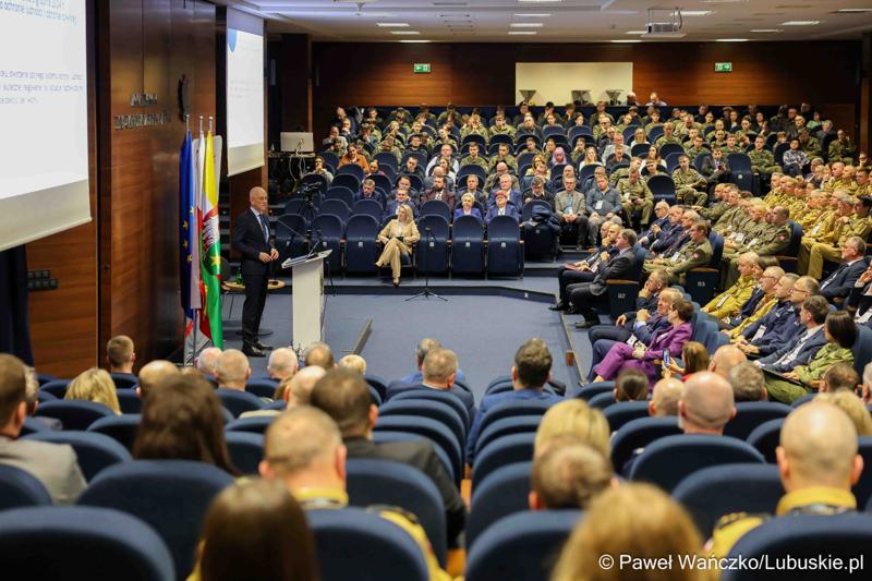 Uczestnicy konferencji pn. Współczesne wyzwania dla ochrony ludności, w Akademii im. Jakuba z Paradyża w Gorzowie Wlkp.