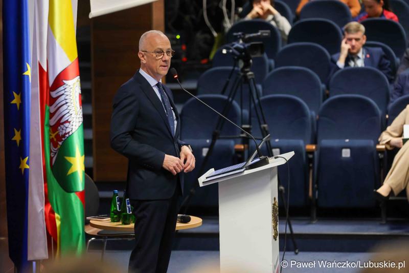 Marszałek Marcin Jabłoński przemawia do uczestników konferencji pn. Współczesne wyzwania dla ochrony ludności, w Akademii im. Jakuba z Paradyża w Gorzowie Wlkp.