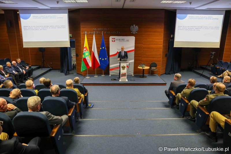 Marszałek Marcin Jabłoński przemawia do uczestników konferencji pn. Współczesne wyzwania dla ochrony ludności, w Akademii im. Jakuba z Paradyża w Gorzowie Wlkp.