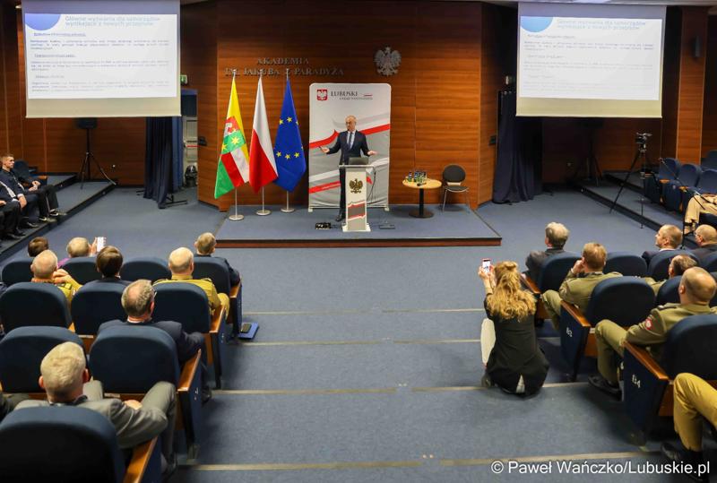 Marszałek Województwa Lubuskiego Marcin Jabłoński przemawia do uczestników konferencji pn. Współczesne wyzwania dla ochrony ludności, w Akademii im. Jakuba z Paradyża w Gorzowie Wlkp.