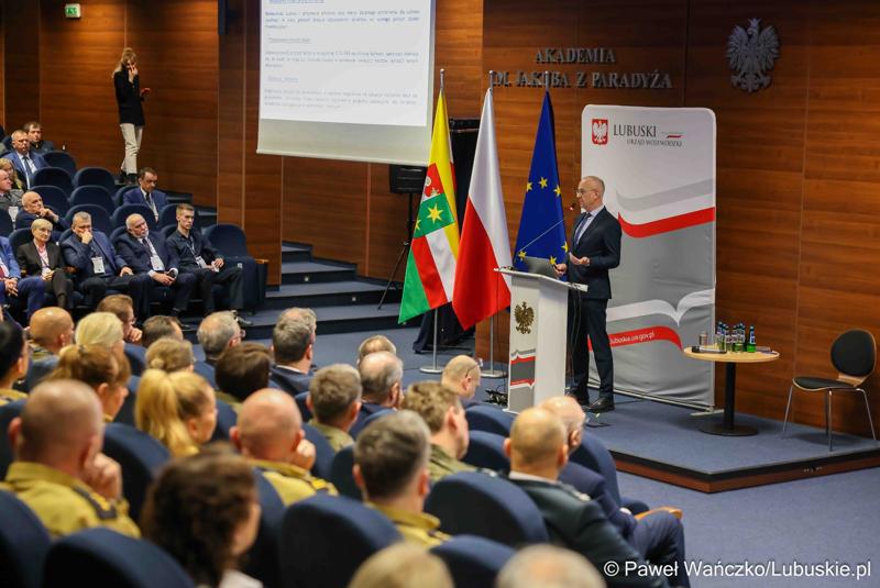 Marszałek Marcin Jabłoński przemawia do uczestników konferencji pn. Współczesne wyzwania dla ochrony ludności, w Akademii im. Jakuba z Paradyża w Gorzowie Wlkp.