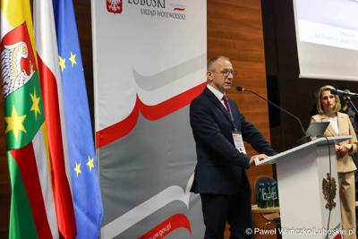 Wojewoda Lubuski Marek Cebula przemawia do uczestników konferencji pn. Współczesne wyzwania dla ochrony ludności, w Akademii im. Jakuba z Paradyża w Gorzowie Wlkp. 