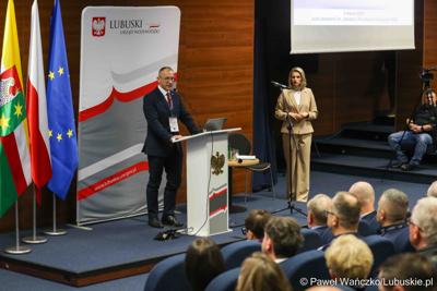 Wojewoda Lubuski Marek Cebula przemawia do uczestników konferencji pn. Współczesne wyzwania dla ochrony ludności, w Akademii im. Jakuba z Paradyża w Gorzowie Wlkp. 