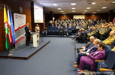 Wojewoda Lubuski Marek Cebula przemawia do uczestników konferencji pn. Współczesne wyzwania dla ochrony ludności, w Akademii im. Jakuba z Paradyża w Gorzowie Wlkp. 