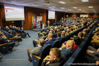 Uczestnicy konferencji pn. Współczesne wyzwania dla ochrony ludności, w Akademii im. Jakuba z Paradyża w Gorzowie Wlkp. 