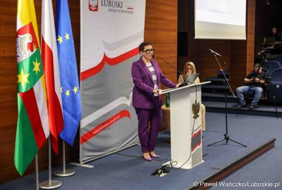 Posłanka na Sejm RP Krystyna Sibińska przemawia do uczestników konferencji pn. Współczesne wyzwania dla ochrony ludności, w Akademii im. Jakuba z Paradyża w Gorzowie Wlkp. 