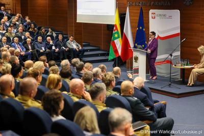 Posłanka na Sejm RP Krystyna Sibińska przemawia do uczestników konferencji pn. Współczesne wyzwania dla ochrony ludności, w Akademii im. Jakuba z Paradyża w Gorzowie Wlkp. 