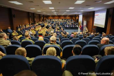 Uczestnicy konferencji pn. Współczesne wyzwania dla ochrony ludności, w Akademii im. Jakuba z Paradyża w Gorzowie Wlkp. 