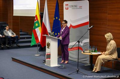 Posłanka na Sejm RP Krystyna Sibińska przemawia do uczestników konferencji pn. Współczesne wyzwania dla ochrony ludności, w Akademii im. Jakuba z Paradyża w Gorzowie Wlkp. 