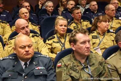 Uczestnicy konferencji pn. Współczesne wyzwania dla ochrony ludności, w Akademii im. Jakuba z Paradyża w Gorzowie Wlkp. 