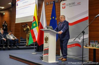 Senator RP Władysław Komarnicki przemawia do uczestników konferencji pn. Współczesne wyzwania dla ochrony ludności, w Akademii im. Jakuba z Paradyża w Gorzowie Wlkp. 