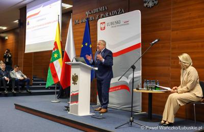 Senator RP Władysław Komarnicki przemawia do uczestników konferencji pn. Współczesne wyzwania dla ochrony ludności, w Akademii im. Jakuba z Paradyża w Gorzowie Wlkp. 