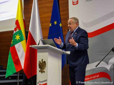 Senator RP Władysław Komarnicki przemawia do uczestników konferencji pn. Współczesne wyzwania dla ochrony ludności, w Akademii im. Jakuba z Paradyża w Gorzowie Wlkp. 