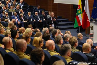 Uczestnicy konferencji pn. Współczesne wyzwania dla ochrony ludności, w Akademii im. Jakuba z Paradyża w Gorzowie Wlkp. 