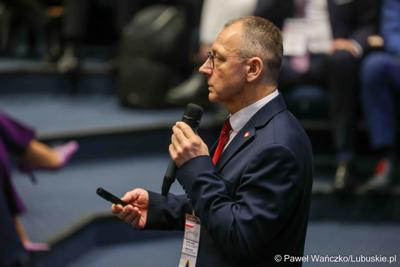 Wojewóda Lubuski Marek Cebula przemawia do uczestników konferencji pn. Współczesne wyzwania dla ochrony ludności, w Akademii im. Jakuba z Paradyża w Gorzowie Wlkp. 
