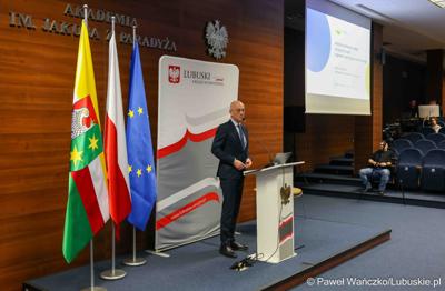 Marszałek Województwa Lubuskiego Marcin Jabłoński przemawia do uczestników konferencji pn. Współczesne wyzwania dla ochrony ludności, w Akademii im. Jakuba z Paradyża w Gorzowie Wlkp. 