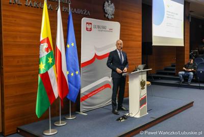 Marszałek Województwa Lubuskiego Marcin Jabłoński przemawia do uczestników konferencji pn. Współczesne wyzwania dla ochrony ludności, w Akademii im. Jakuba z Paradyża w Gorzowie Wlkp. 
