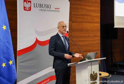 Marszałek Województwa Lubuskiego Marcin Jabłoński przemawia do uczestników konferencji pn. Współczesne wyzwania dla ochrony ludności, w Akademii im. Jakuba z Paradyża w Gorzowie Wlkp. 