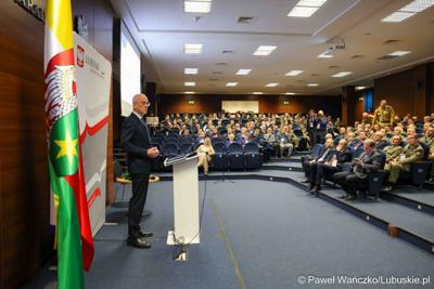 Marszałek Marcin Jabłoński przemawia do uczestników konferencji pn. Współczesne wyzwania dla ochrony ludności, w Akademii im. Jakuba z Paradyża w Gorzowie Wlkp. 