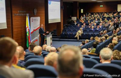 Marszałek Województwa Lubuskiego Marcin Jabłoński przemawia do uczestników konferencji pn. Współczesne wyzwania dla ochrony ludności, w Akademii im. Jakuba z Paradyża w Gorzowie Wlkp. 