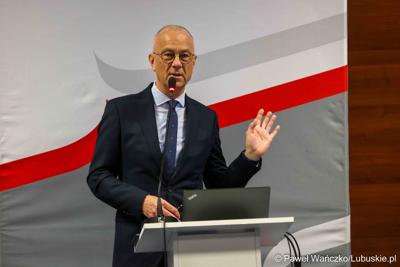 Marszałek Marcin Jabłoński przemawia do uczestników konferencji pn. Współczesne wyzwania dla ochrony ludności, w Akademii im. Jakuba z Paradyża w Gorzowie Wlkp. 