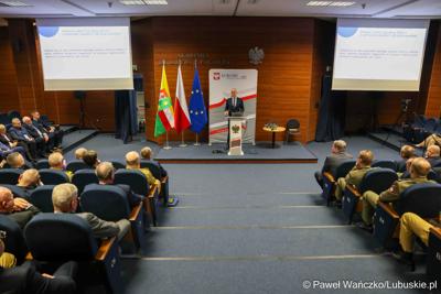 Marszałek Marcin Jabłoński przemawia do uczestników konferencji pn. Współczesne wyzwania dla ochrony ludności, w Akademii im. Jakuba z Paradyża w Gorzowie Wlkp. 