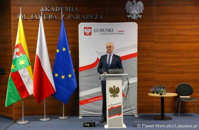 Marszałek Marcin Jabłoński przemawia do uczestników konferencji pn. Współczesne wyzwania dla ochrony ludności, w Akademii im. Jakuba z Paradyża w Gorzowie Wlkp. 