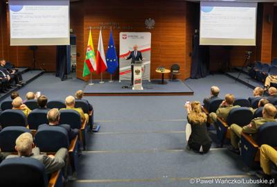 Marszałek Województwa Lubuskiego Marcin Jabłoński przemawia do uczestników konferencji pn. Współczesne wyzwania dla ochrony ludności, w Akademii im. Jakuba z Paradyża w Gorzowie Wlkp. 