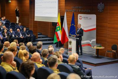 Marszałek Marcin Jabłoński przemawia do uczestników konferencji pn. Współczesne wyzwania dla ochrony ludności, w Akademii im. Jakuba z Paradyża w Gorzowie Wlkp. 