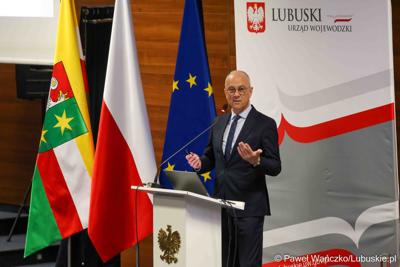 Marszałek Marcin Jabłoński przemawia do uczestników konferencji pn. Współczesne wyzwania dla ochrony ludności, w Akademii im. Jakuba z Paradyża w Gorzowie Wlkp. 