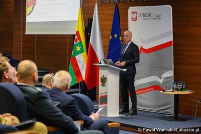 Marszałek Marcin Jabłoński przemawia do uczestników konferencji pn. Współczesne wyzwania dla ochrony ludności, w Akademii im. Jakuba z Paradyża w Gorzowie Wlkp. 