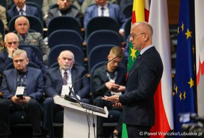 Marszałek Marcin Jabłoński przemawia do uczestników konferencji pn. Współczesne wyzwania dla ochrony ludności, w Akademii im. Jakuba z Paradyża w Gorzowie Wlkp. 