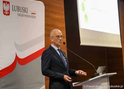Marszałek Marcin Jabłoński przemawia do uczestników konferencji pn. Współczesne wyzwania dla ochrony ludności, w Akademii im. Jakuba z Paradyża w Gorzowie Wlkp. 