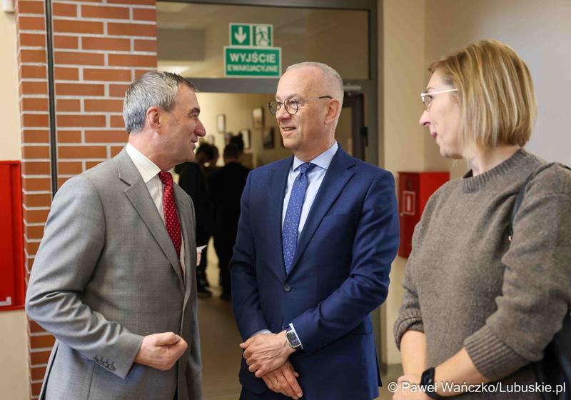 Marszałek Województwa Lubuskiego odwiedził XIII Powiatowe Targi Edukacji i Pracy w auli Centrum Kształcenia Zawodowego i Ustawicznego w Sulechowie