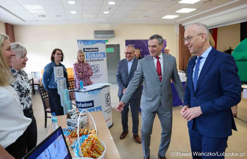 Marszałek Województwa Lubuskiego odwiedził XIII Powiatowe Targi Edukacji i Pracy w auli Centrum Kształcenia Zawodowego i Ustawicznego w Sulechowie