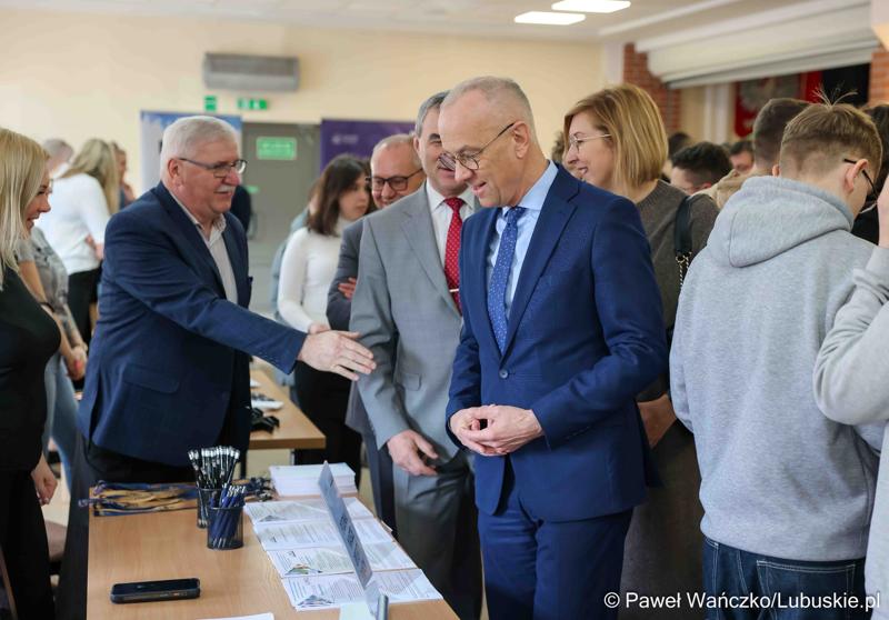 Marszałek Województwa Lubuskiego odwiedził XIII Powiatowe Targi Edukacji i Pracy w auli Centrum Kształcenia Zawodowego i Ustawicznego w Sulechowie
