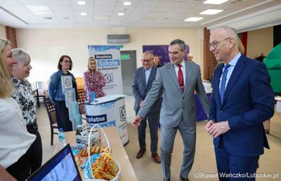 Marszałek Województwa Lubuskiego odwiedził XIII Powiatowe Targi Edukacji i Pracy w auli Centrum Kształcenia Zawodowego i Ustawicznego w Sulechowie
