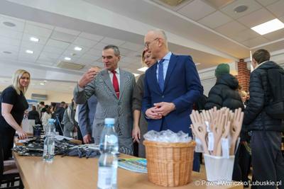 Marszałek Województwa Lubuskiego odwiedził XIII Powiatowe Targi Edukacji i Pracy w auli Centrum Kształcenia Zawodowego i Ustawicznego w Sulechowie